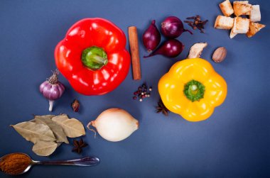 Meyve, sebze ve otlar mavi zemin üzerine. Rustik konsepti