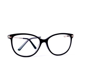 Beyaz arkaplanda siyah çerçeveli gözlük izole edilmiş arka plan