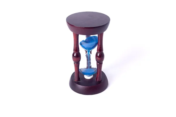 Närbild av timglas med blå sand i en rustik vintage ram på en vit bakgrund isolering — Stockfoto
