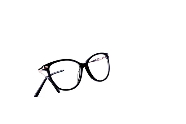 Occhiali in cornici nere su sfondo bianco isolato — Foto Stock