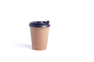 Arka planda beyaz bir kapağı olan tek kullanımlık kahve fincanı.