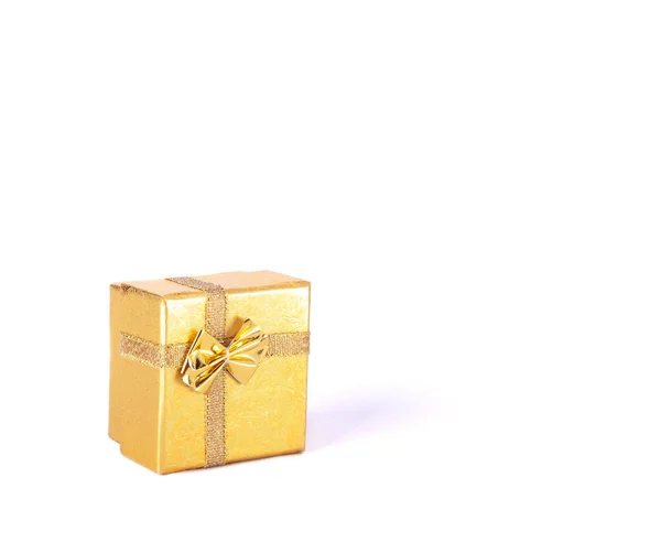 Κουτί δώρου για δώρα κοσμημάτων από χρυσό χρώμα με λουρίδα και φιόγκο σε λευκό φόντο απομονωμένο — Φωτογραφία Αρχείου