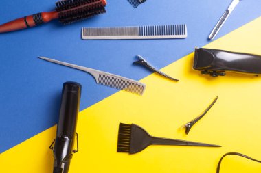 Berber saç kesimleri, kuaförler, afişler, el ilanları... Moda, profesyonel kuaför aletlerinden esinlenilmiş el ilanları.