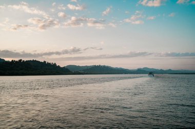 5 Ocak 2020. Bengal, Bangladeş 'teki Teknaf Körfezi' nde hareket eden bir tekne kalkıyor.