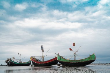St. Martins Adası, Bangladeş 'te bir sahilde dinleniyor.
