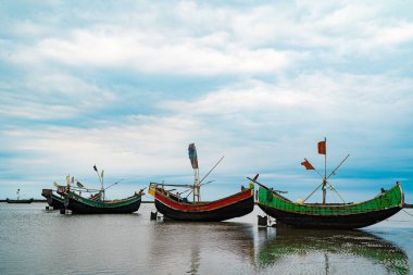 St. Martins Adası, Bangladeş 'te bir sahilde dinleniyor.
