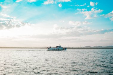 5 Ocak 2020. Bengal, Bangladeş 'teki Teknaf Körfezi' nde hareket eden bir tekne kalkıyor.