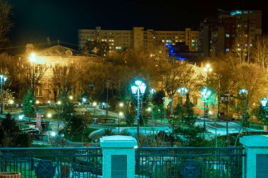 Khabarovsk, Rusya - 24 Ekim 2019: Khabarovsk 'un Komsomolskaya Meydanı gece fenerlerin ışığında.