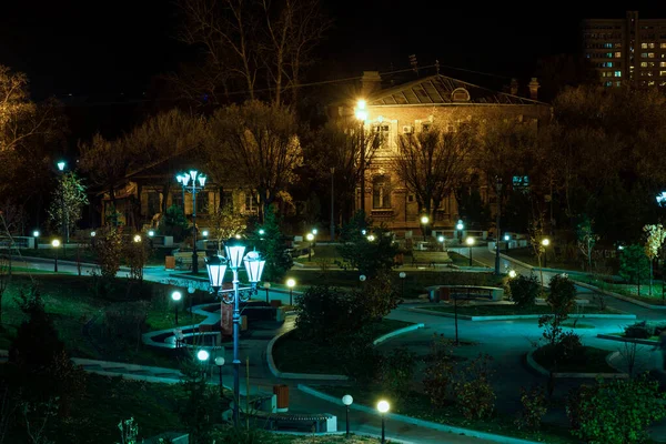 Khabarovsk, russland - 24. Okt 2019: komsomolskaja quadratisch khabarovsk bei Nacht im Licht der Laternen. — Stockfoto