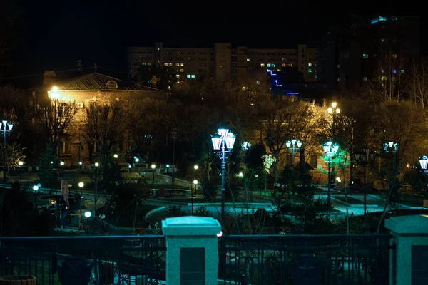 Khabarovsk, russland - 24. Okt 2019: komsomolskaja quadratisch khabarovsk bei Nacht im Licht der Laternen. — Stockfoto