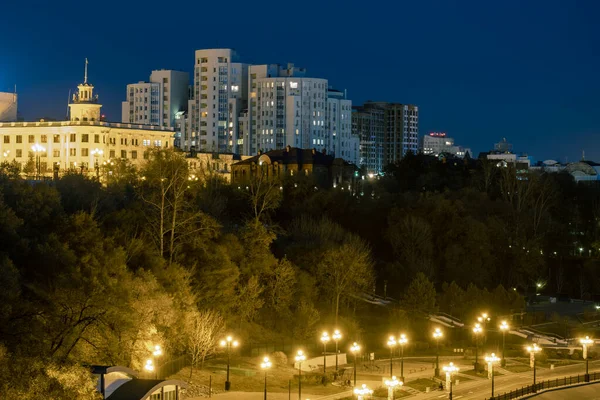 Jabárovsk, Rusia - 24 de octubre de 2019: Vista nocturna de la ciudad de Jabárovsk desde el río Amur. Cielo azul nocturno. La ciudad nocturna está brillantemente iluminada con linternas . — Foto de Stock