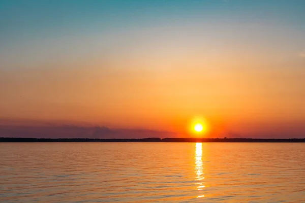 Puesta de sol en el terraplén del río Amur en Jabárovsk. Rusia . —  Fotos de Stock