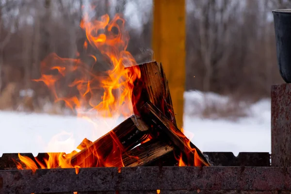 In het brandende hout. Bereiding van kolen voor barbecue. — Stockfoto