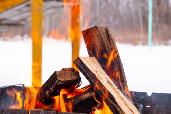 In het brandende hout. Bereiding van kolen voor barbecue. — Stockfoto