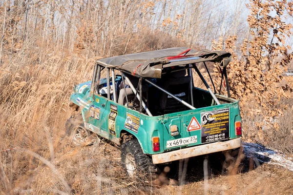 Khabarovsk, Rusya - 11 Kasım 2019: Jeep UAZ ormandaki engelleri aştı. — Stok fotoğraf