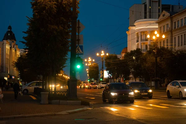 Chabarovsk, Rusland - 28 aug 2019: De straten van Chabarovsk in de avond. Auto 's gaan op de weg. — Stockfoto