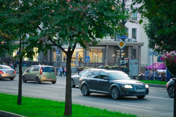 Jabárovsk, Rusia - 28 de agosto de 2019: Las calles de Jabárovsk por la noche. Los coches van por la carretera. Grandes almacenes centrales . —  Fotos de Stock