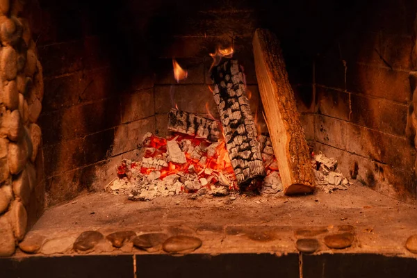 Des flammes dans la cheminée. Brûler du bois. Foyer en brique. — Photo