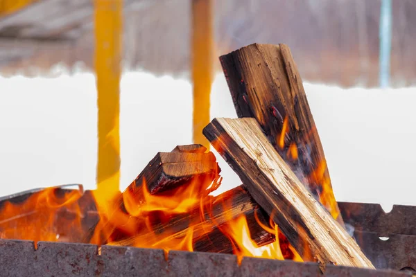 Dans le bois brûlant du gril. Préparation des charbons pour barbecue . — Photo