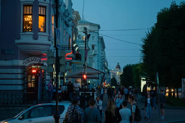 Chabarovsk, Rusland - 28 aug 2019: De straten van Chabarovsk in de avond. Auto 's gaan op de weg. — Stockfoto