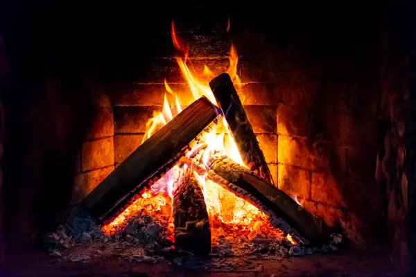 Des flammes dans la cheminée. Brûler du bois. Foyer en brique. — Photo