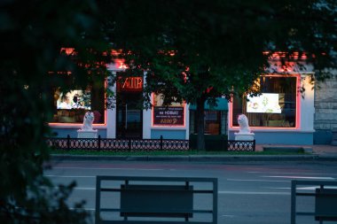 Khabarovsk, Rusya - 28 Ağustos 2019: Akşamları Khabarovsk sokakları. Arabalar yola koyulur..