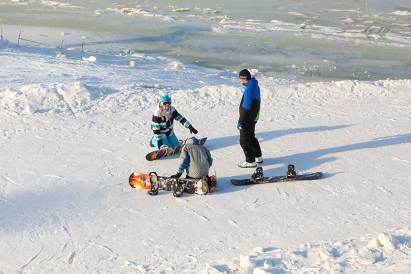 Khabarovsk, Rússia - 04 de dezembro de 2016: A instrutora treina uma adolescente e um homem snowboard . — Fotografia de Stock