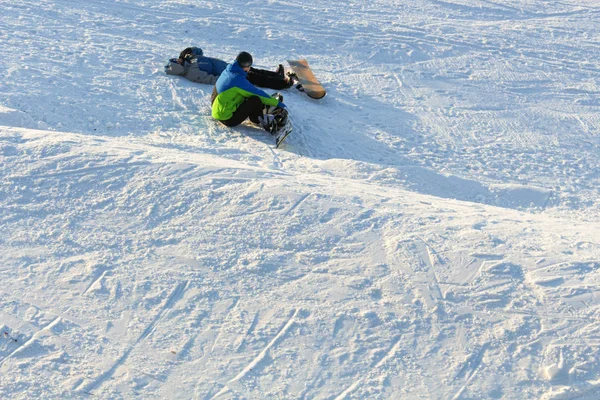 Khabarovsk, Rusia - 04 / 12 / 2016: La instructora entrena a un adolescente y un hombre snowboard . — Foto de Stock