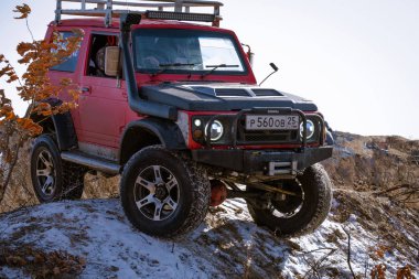 Khabarovsk, Rusya - 11 Kasım 2019: Jeep Suzuki Jimny ormandaki engelleri aştı.