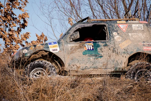 Chabarowsk, Rosja - 11 listopada 2019: Jeep Suzuki Jimny pokonuje przeszkody w lesie. — Zdjęcie stockowe