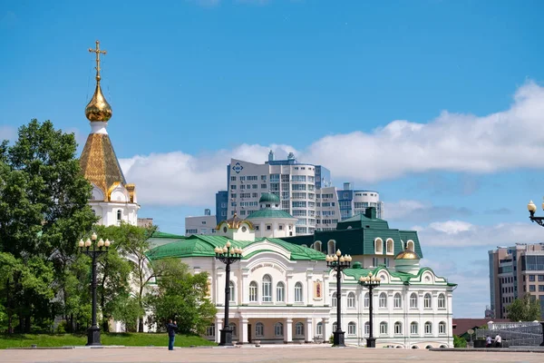 Khabarovsk, Rusia - 15 de junio de 2019: Catedral de Spaso-Preobrazhensky en Khabarovsk sobre el fondo del cielo azul nublado . — Foto de Stock