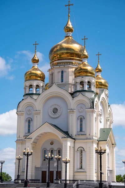 Khabarovsk, Russia - Jun 15, 2019: Spaso-Preobrazhensky Cathedral in Khabarovsk on the background of blue cloudy sky. — Stock Photo, Image