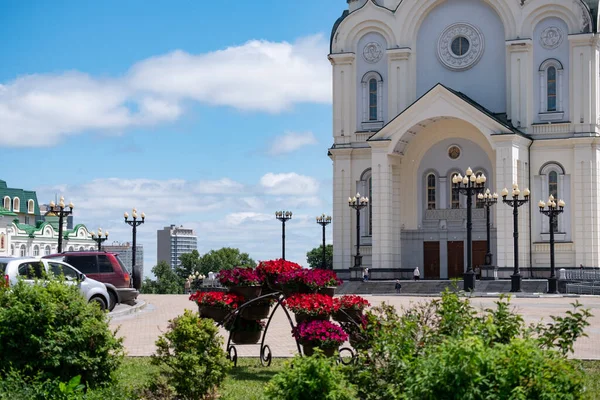 Khabarovsk, Rússia - 15 de junho de 2019: Catedral de Spaso-Preobrazhensky em Khabarovsk, no fundo do céu azul nublado . — Fotografia de Stock