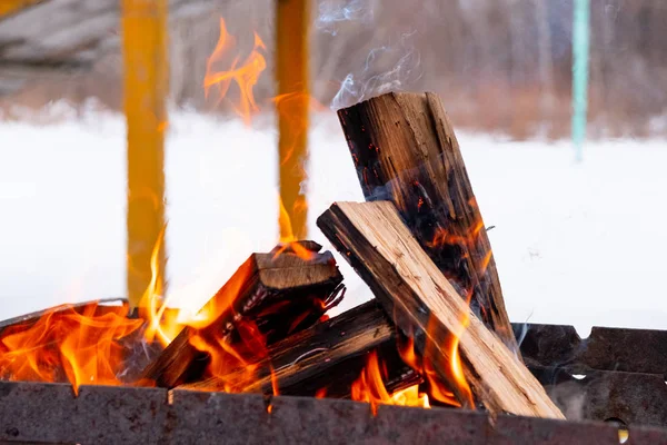 В гриле горит дрова. Подготовка угля к барбекю . — стоковое фото