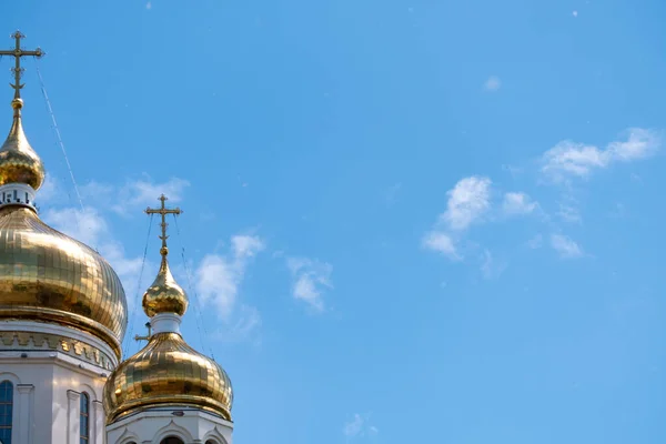 Khabarovsk, Russia - Jun 15, 2019: Καθεδρικός ναός Spaso-Preobrazhensky στο Khabarovsk στο φόντο του μπλε συννεφιασμένου ουρανού. — Φωτογραφία Αρχείου