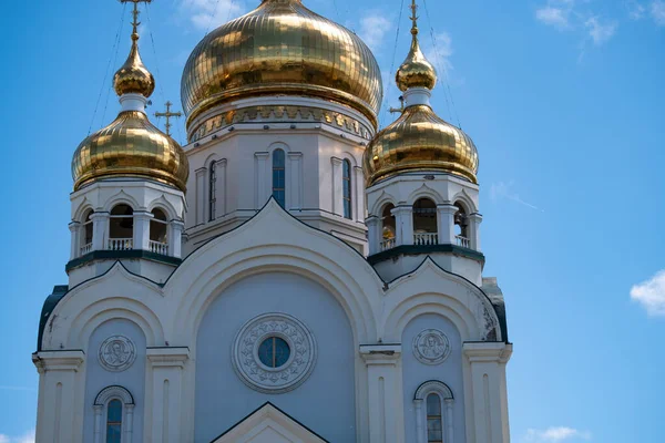 Khabarovsk, Russia - Jun 15, 2019: Καθεδρικός ναός Spaso-Preobrazhensky στο Khabarovsk στο φόντο του μπλε συννεφιασμένου ουρανού. — Φωτογραφία Αρχείου