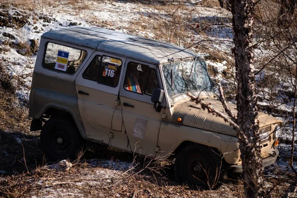 Khabarovsk, Rusya - 11 Kasım 2019: Jeep UAZ ormandaki engelleri aştı. — Stok fotoğraf
