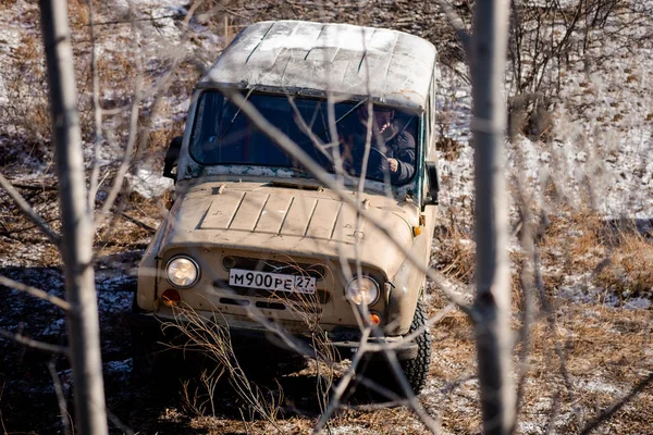 러시아 하바로프스크 - 2019 년 11 월 11 일: 지프 UAZ 숲 속 의장 애물을 극복 함. — 스톡 사진
