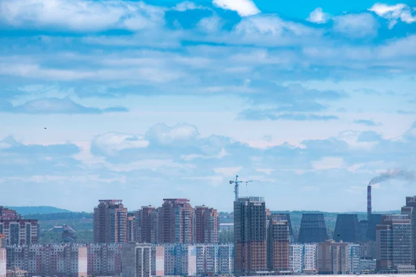 Chabarowsk, Russland - 15. Juni 2019: Blick auf die Stadt Chabarowsk von der Spaso-Preobrazhensky-Kathedrale aus. Stadtlandschaft. — Stockfoto