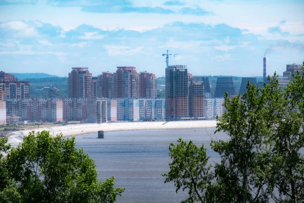 Khabarovsk, Rusia - 15 de junio de 2019: Vista de la ciudad de Khabarovsk desde la Catedral de Spaso-Preobrazhensky. Paisaje urbano . — Foto de Stock