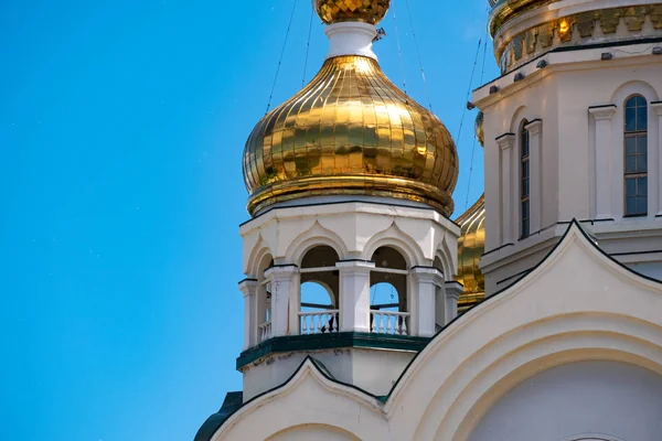 Chabarovsk, Rusland - 15 juni 2019: Spaso-Preobrazjenski Kathedraal in Chabarovsk op de achtergrond van de blauwe bewolkte hemel. — Stockfoto