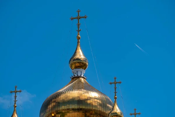 Khabarovsk, Russia - Jun 15, 2019: Καθεδρικός ναός Spaso-Preobrazhensky στο Khabarovsk στο φόντο του μπλε συννεφιασμένου ουρανού. — Φωτογραφία Αρχείου