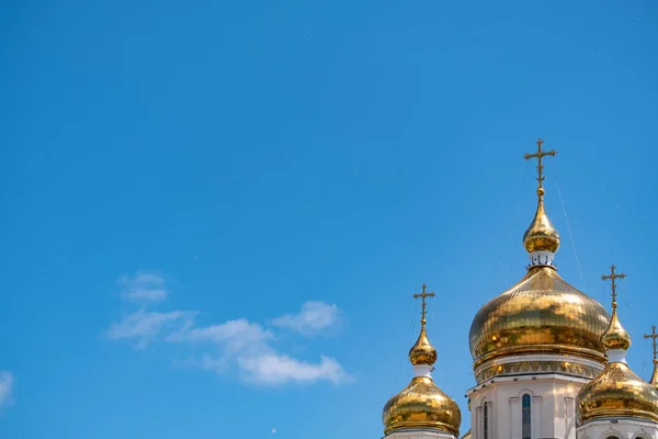 Khabarovsk, Russia - Jun 15, 2019: Καθεδρικός ναός Spaso-Preobrazhensky στο Khabarovsk στο φόντο του μπλε συννεφιασμένου ουρανού. — Φωτογραφία Αρχείου