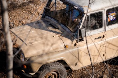 Khabarovsk, Rusya - 11 Kasım 2019: Jeep UAZ ormandaki engelleri aştı.