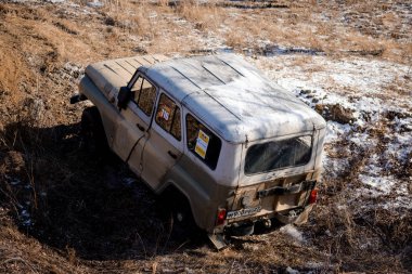 Khabarovsk, Rusya - 11 Kasım 2019: Jeep UAZ ormandaki engelleri aştı.