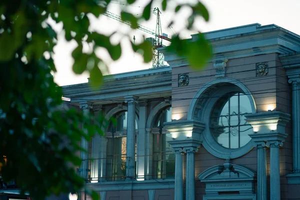 Jabárovsk, Rusia - 28 de agosto de 2019: Las calles de Jabárovsk por la noche. Los coches van en la carretera . — Foto de Stock