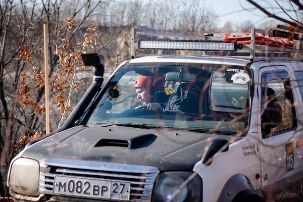 Khabarovsk, Russia - 11 novembre 2019: Jeep Suzuki Jimny supera gli ostacoli nella foresta. — Foto Stock