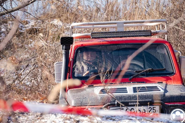 Khabarovsk, Rússia - 11 de novembro de 2019: Jeep Suzuki Jimny supera obstáculos na floresta. — Fotografia de Stock