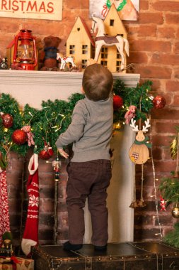 Khabarovsk, Rusya - Aralık 04, 2018: Küçük çocuk Noel hediyelerini aldı