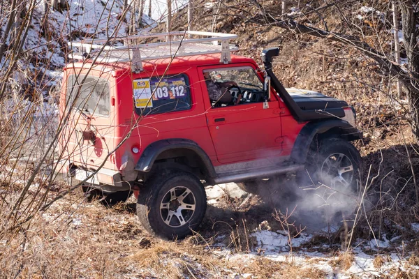 Khabarovsk, Russie - 11 nov. 2019 : Jeep Suzuki Jimny surmonte les obstacles dans la forêt. — Photo